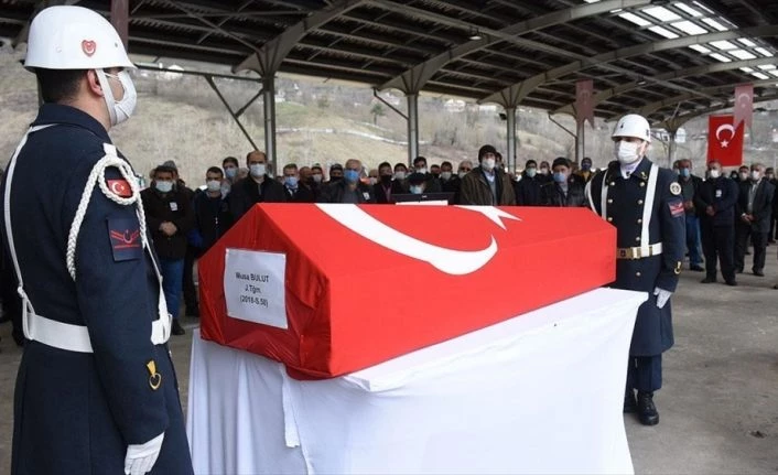 Gökçeada açıklarında batan teknede yaşamını yitiren İlçe Jandarma Komutanı son yolculuğa uğurlandı
