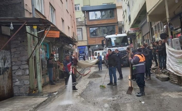 Hakkari Belediyesi ekipleri kirliliğe geçit vermiyor