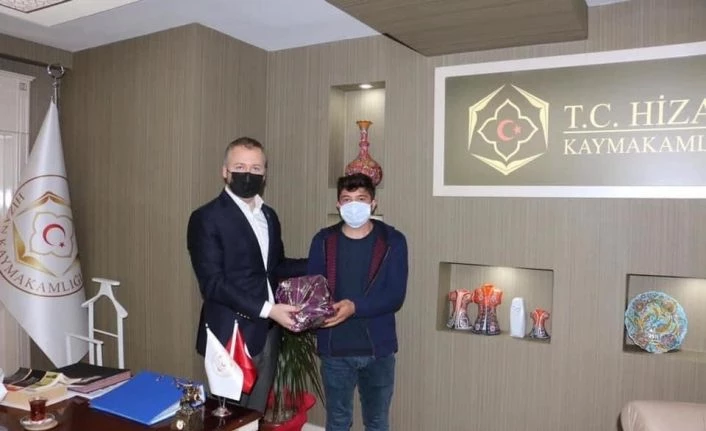 Hizan Kaymakamı Yelek, bilgi yarışmasında birinci olan öğrencileri kabul etti