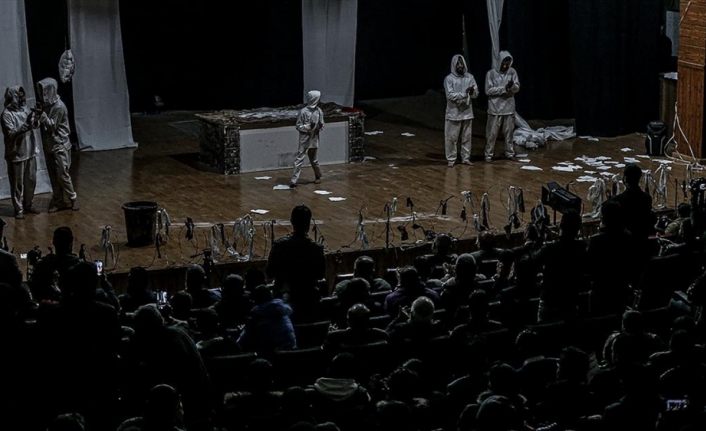 İdlibli tiyatro sanatçıları, Esed rejiminin alıkoyduğu siviller serbest kalana dek oyunlarını sergileyecek
