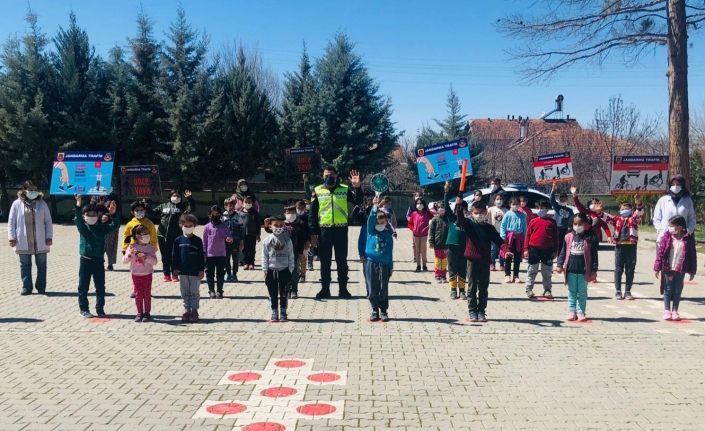 Jandarmadan "Yayalar Kırmızı Çizgimiz" Uygulaması