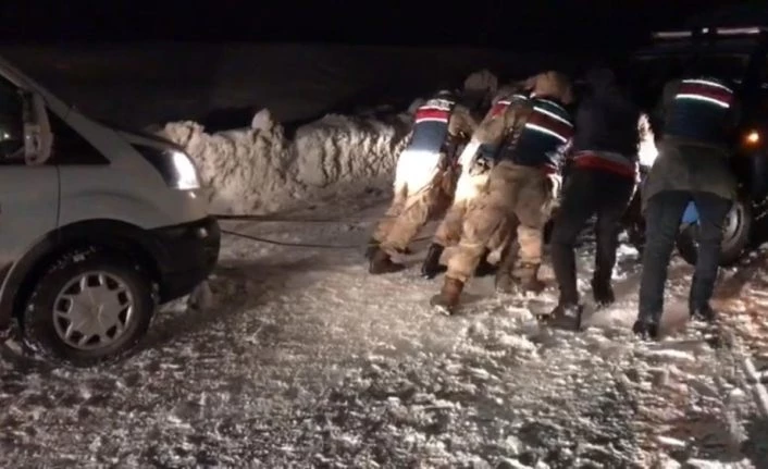 Kar ve tipi nedeniyle yolda kalan sürücülerin imdadına kahraman Jandarma ekipleri yetişti