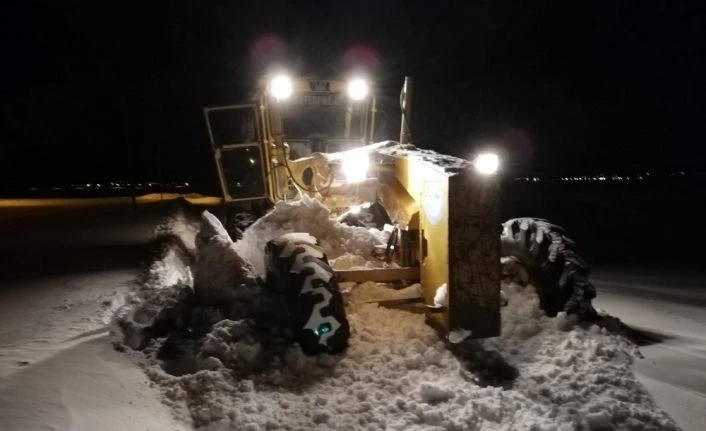 Kar ve tipiden yolu kapanan köydeki hasta 6 saat süren yol açma çalışmaları sonucu hastaneye kaldırıldı