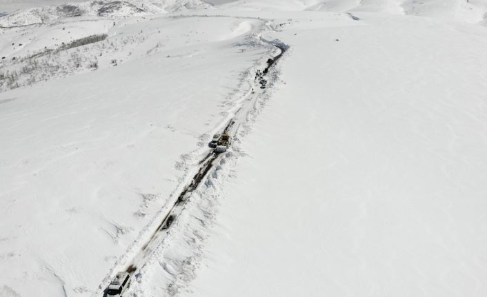 Karda mahsur kalan 45 kişi kurtarıldı