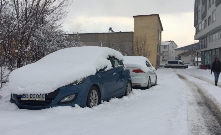 Karlıova güne yine karla uyandı, kar kamyonlarla taşınmaya başladı