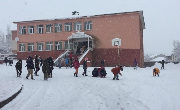 Karlıova’da kar etkili oldu, en çok çocuklar sevindi