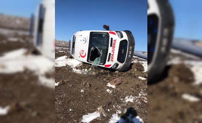 Kars’ta ambulans takla attı: 3 yaralı