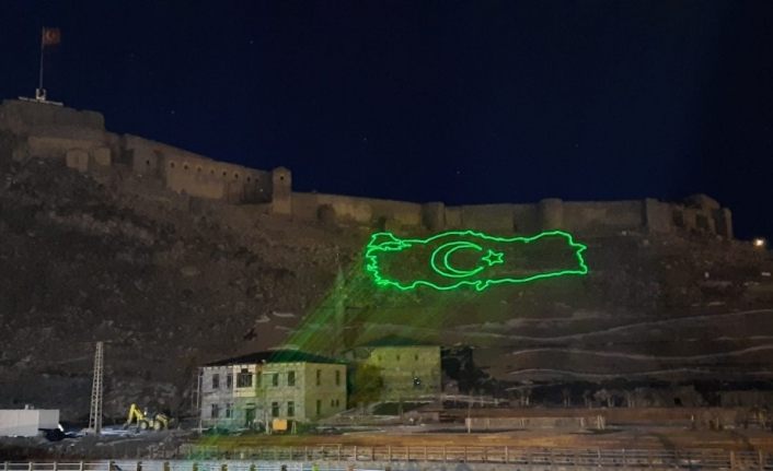 Kars’ta bayrak ve Atatürk temalı lazer gösterisi