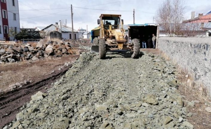 Kars’ta belediye yol yapım çalışmalarına başladı