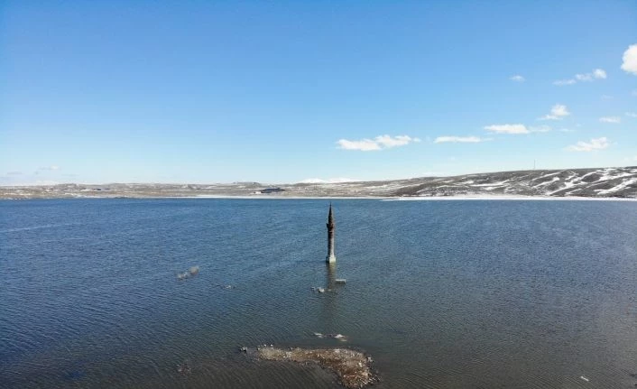 Kars’ta, cami minaresi ve eski yol sular altında kaldı