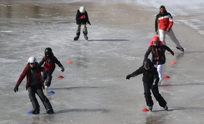 Kayak sporcusu çocuklar donan Ardıçlı Gölü