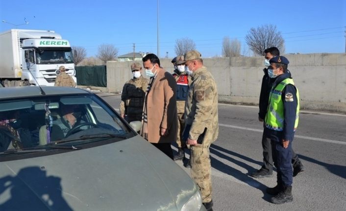 Kaymakam Çelik, jandarma ile beraber denetim yaptı