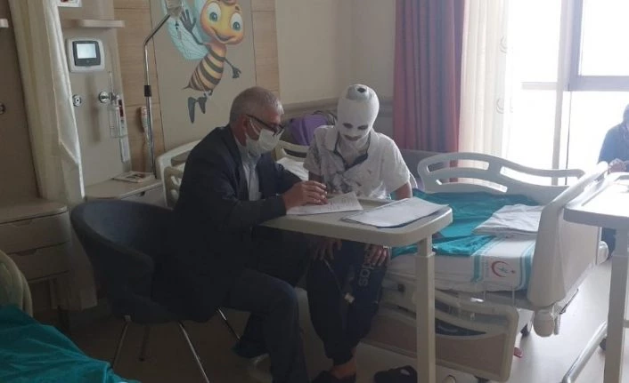 Kovadaki kaynar su üzerine döküldü, ölümden dönen çocuk ders çalışmayı bırakmadı