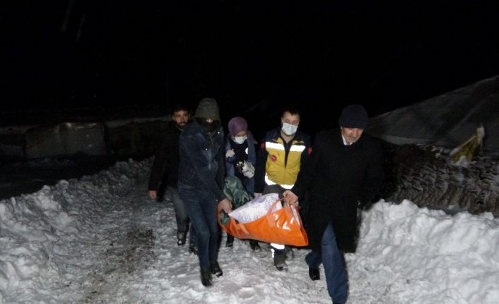 Köy yolu kardan kapandı, hasta 5 saatlik çalışmayla hastaneye ulaştırıldı