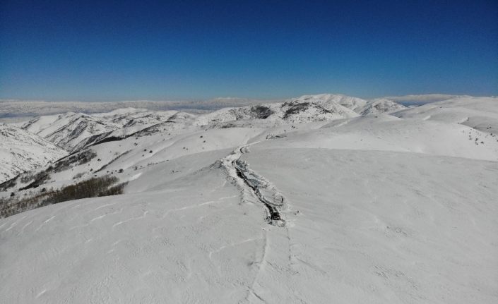 Muş’ta 4 metre karla zorlu mücadele