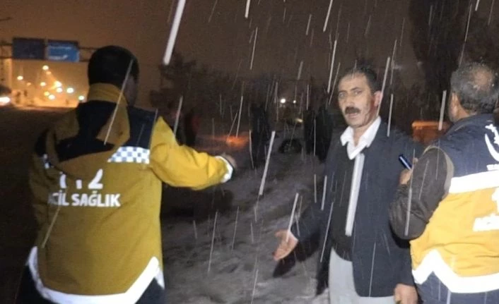 Muş’ta trafik kazasında kafası kanayan sürücü acısını unutup aracının derdine düştü