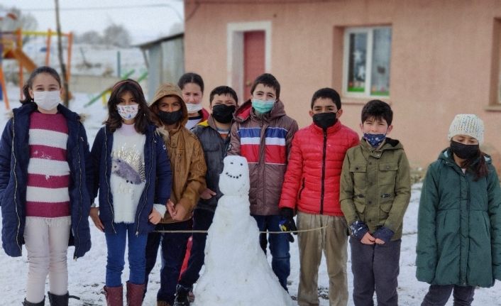 Öğrenciler okul bahçesinde karın keyfini kartopu oynayarak yaşadı