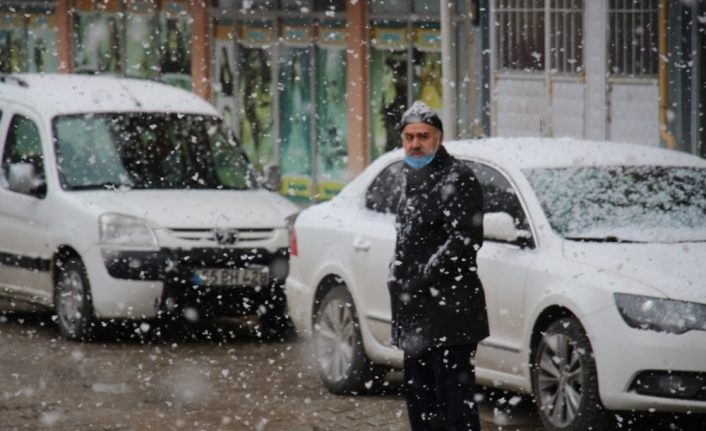 Oltu’da Mart karı yağıyor