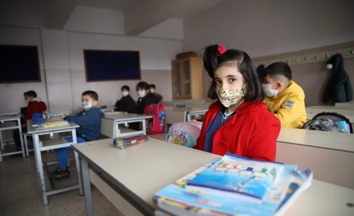 Orta riskli Elazığ’da yüz yüze eğitim başladı, öğrenciler ders başı yaptı