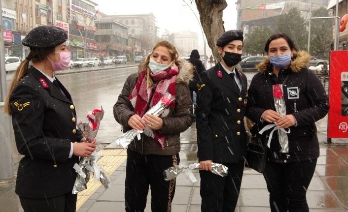 Polis ve jandarmadan kar yağışı altında kadınlara karanfil