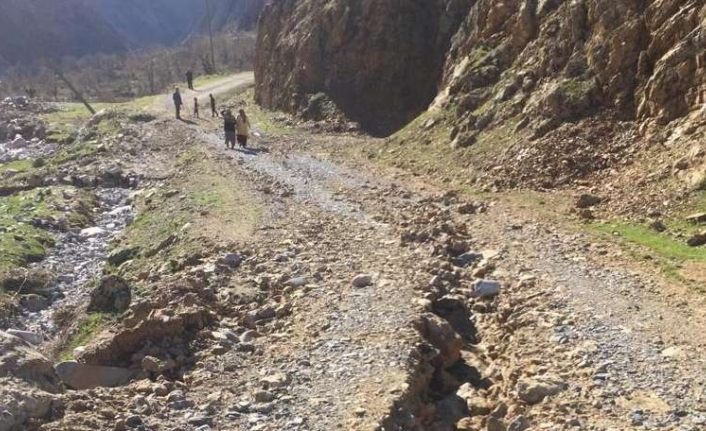 Selden zarar gören köy yollarında çalışmalar devam ediyor