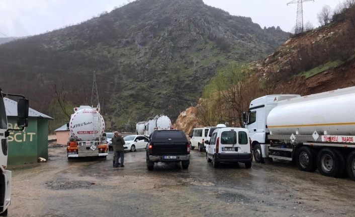 Şemdinli-Derecik karayolu sel nedeniyle kapandı