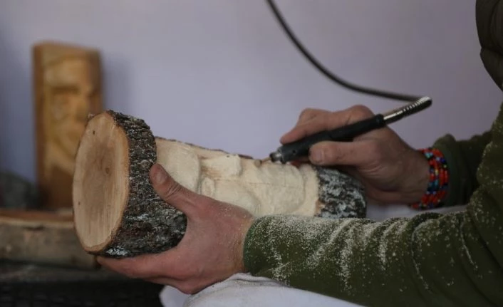 Sobada yakacağı odunla sanat öğrendi, çeşit çeşit ürün ortaya çıkardı
