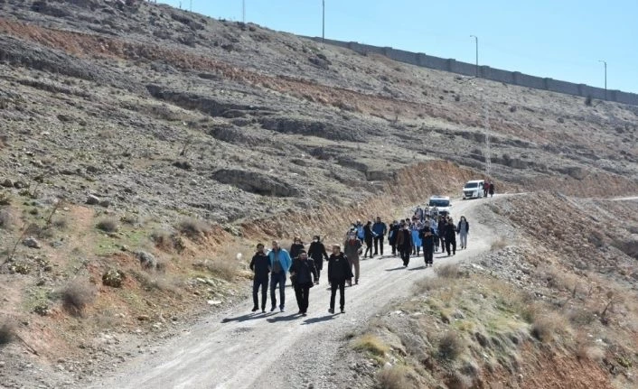 ‘Telefonu bırak çevrene bak’ doğa yürüyüşüyle dijital bağımlılığa ‘hayır’ denildi