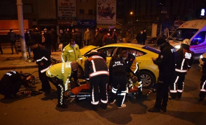 Ticari taksi aydınlatma direğine çarptı araçta sıkışan sürücü feci şekilde can verdi