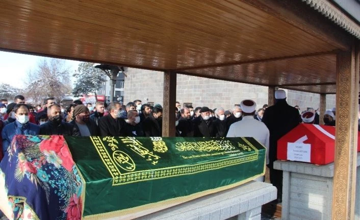 Trafik kazasında hayatını kaybeden Uzman Çavuş Öztürk ve ailesi son yolculuğuna uğurlandı