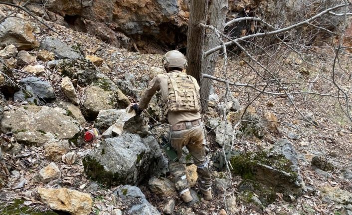 Tunceli’de teröristlere ait iki sığınak imha edildi