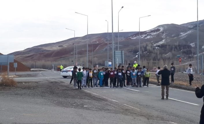 Tuzluca’da öğrenciler arası koşu yarışması düzenlendi