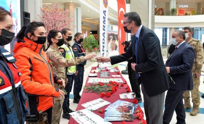 Vali Memiş, KADES stantlarını gezdi