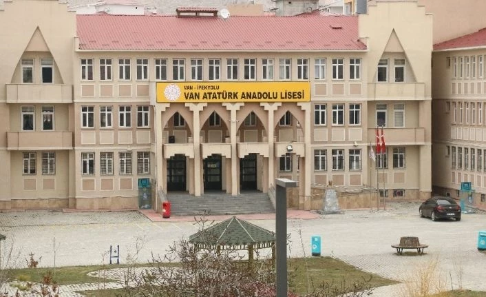 Van’da öğretmen ve öğrencilerin testi pozitif çıkınca eğitime ara verildi