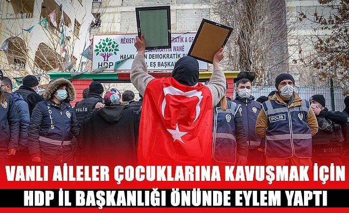 Vanlı aileler çocuklarına kavuşmak için HDP İl Başkanlığı önünde eylem yaptı