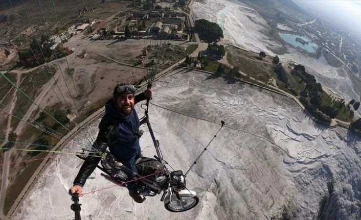 Yamaç paraşütü pilotu, paraşütüne bağladığı motosikletle Pamukkale semalarında uçuş yaptı