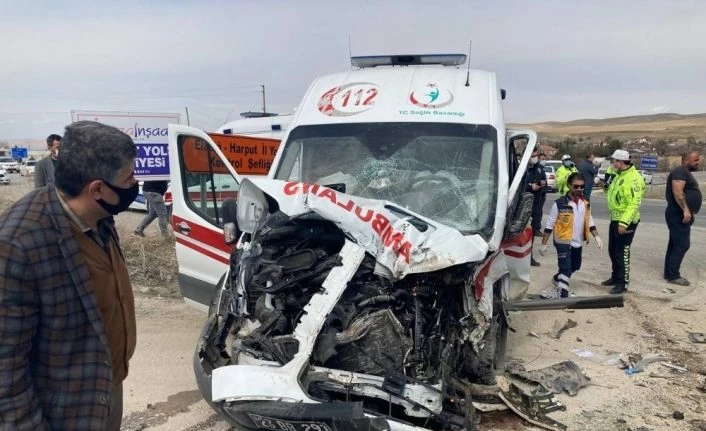 Yaralıları taşıyan ambulans, beton mikserine çaptı: 3’ü sağlıkçı 5 yaralı