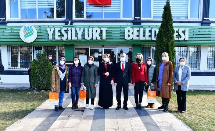 Yeşilyurt’da kadın personele çiçek