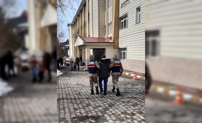 Yurtdışına kaçmaya çalışan firari yol kontrolünde yakayı ele verdi