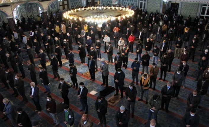 15 aydır kapalı olan cami, cuma namazıyla açıldı, duygulu anlar yaşandı