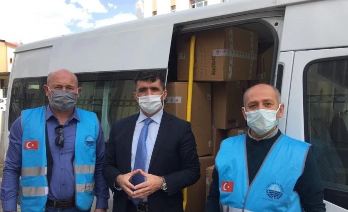 900 çocuğa bayramlık kıyafet hediye edildi