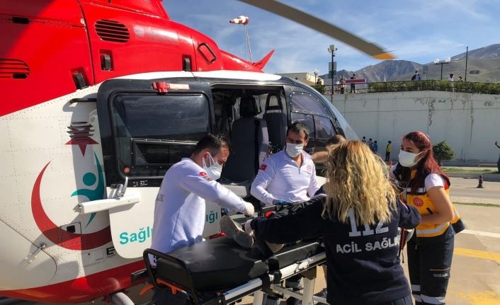 Ambulans helikopter hasta çocuk için havalandı