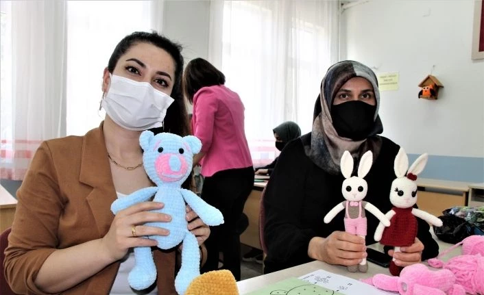 Anneler ve çocukları, ihtiyaç sahipleri için örgü bebek yapmaya başladı