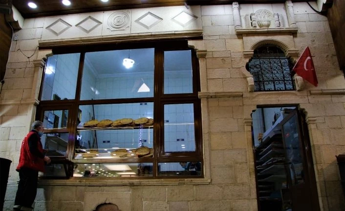 Asırlık fırın, sadece Elazığ’a özgü ‘yağlı’ ve ‘peynirli’ ekmek üretiyor
