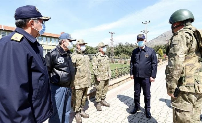 Bakan Akar, beraberindeki TSK Komuta Kademesi ile Gökçeada