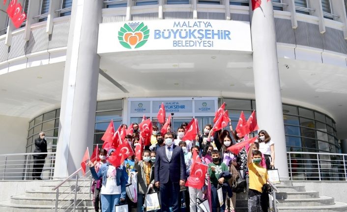 Başkan Gürkan’dan öğrencilere hediye