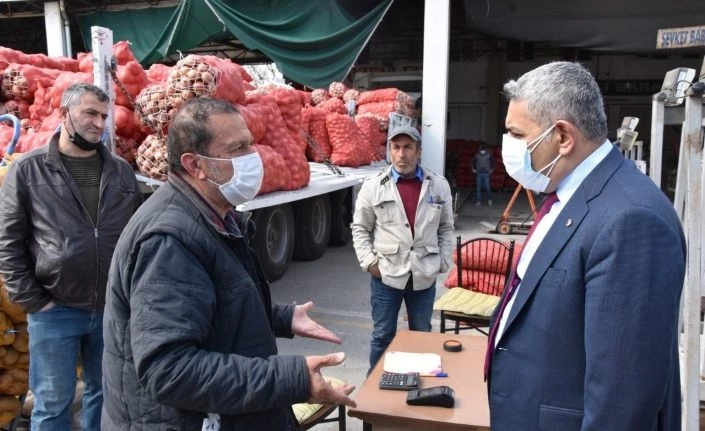 Başkan Sadıkoğlu sebze meyve komisyoncularının sorunlarını dinledi