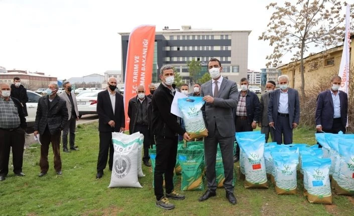 Bingöl’de çiftçilere yüzde 50 hibe destekli tohum dağıtıldı