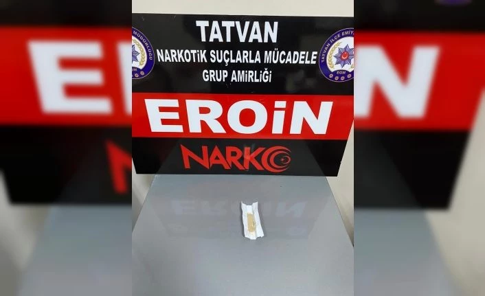 Bitlis’te bir kişinin üst aramasında eroin ele geçirildi