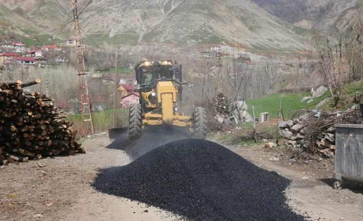 Bitlis’te kış aylarında bozulan yollar belediye ekipleri tarafından onarılmaya başlandı